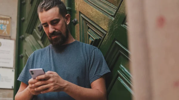 Young Man Beard Uses Application Smartphone — Foto Stock