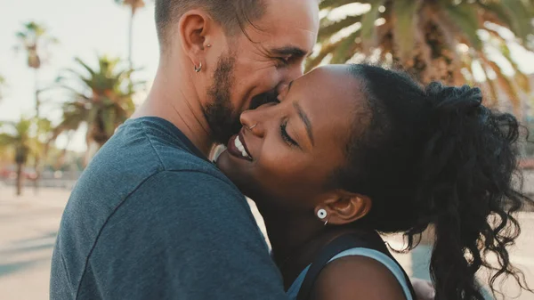 Close Happy Interracial Family Kisses — Φωτογραφία Αρχείου