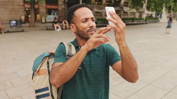 Junger Mann Fotografiert Touristen Mit Handy Während Auf Dem Platz — Stockfoto