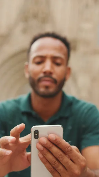 Nahaufnahme Junger Mann Benutzt Handy Während Auf Den Stufen Der — Stockfoto