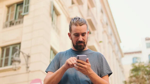 Young Man Beard Uses Map Application Mobile Phone — Zdjęcie stockowe
