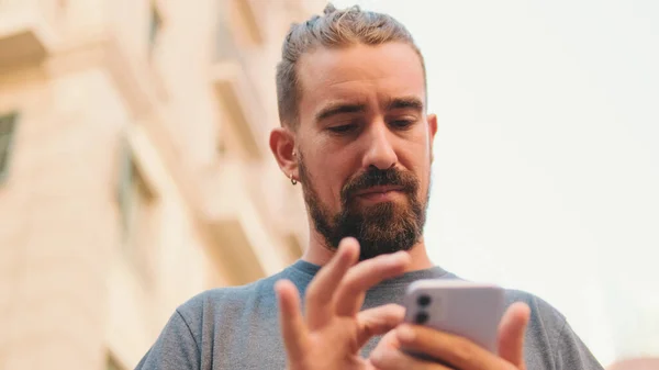 Young Man Beard Uses Map Application Mobile Phone — Foto Stock