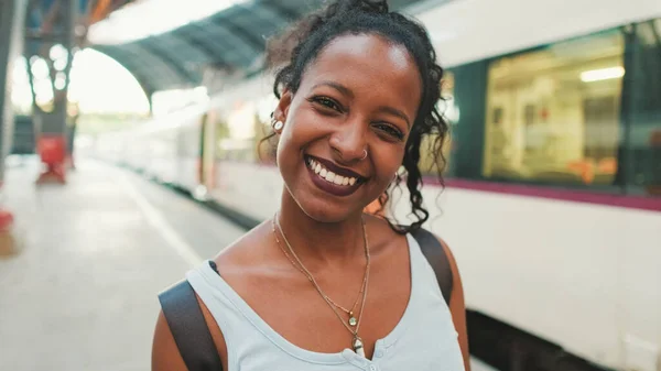 Close Smiling Young Mixed Race Woman Standing Railway Station Trains — Fotografia de Stock
