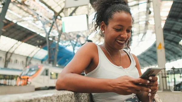 Young Mixed Race Woman Sits Railway Station Uses Cellphone Sends —  Fotos de Stock