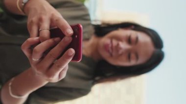 VIDEO: Cep telefonu kullanan genç bir kızın ellerini yakın çekim