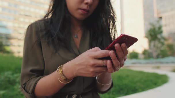 Cep Telefonu Kullanan Genç Kızın Ellerini Yakın Plan Çek — Stok video