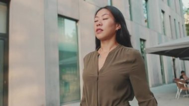 Sokakta yürüyen mutlu genç kadın