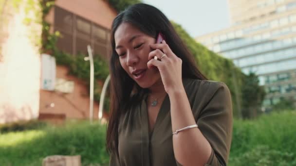 Close Menina Sorrindo Jovem Falando Smartphone Enquanto Sentado Prédios Modernos — Vídeo de Stock