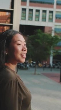 Genç bir iş kadını iş merkezinin merdivenlerinden aşağı iniyor.