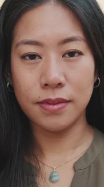 Kameraya bakan genç bir kadının yakın çekim görüntüsü.