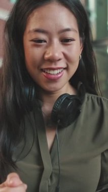 Bilgisayarla çalışan genç, serbest çalışan bir kadın videoyu kapatın.