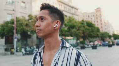 Genç turistin yakın çekimi eski şehrin meydanında yürüyor.