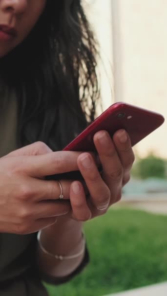 Vídeo Vertical Close Das Mãos Menina Usando Telefone Celular — Vídeo de Stock