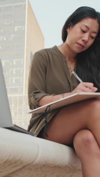 Vertikales Video Junges Mädchen Macht Sich Mit Laptop Notizen Notizbuch — Stockvideo