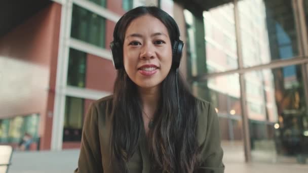 Młoda Kobieta Freelancer Słuchawkach Posiadających Wideokonferencję Laptopie — Wideo stockowe