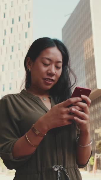 Vertisk Video Ung Glad Affärskvinna Som Använder Mobiltelefon När Står — Stockvideo