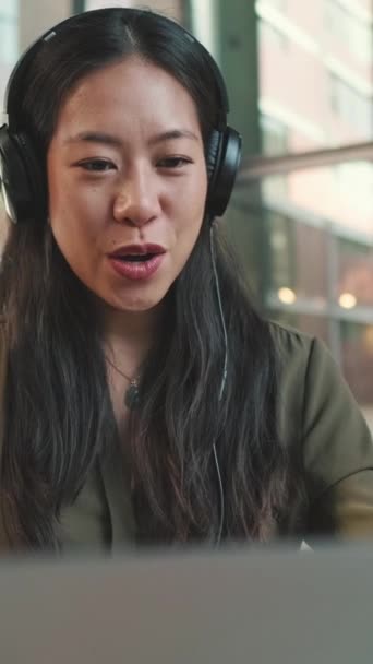 Vertisk Video Ung Kvinna Frilansare Hörlurar Som Håller Videokonferens Bärbar — Stockvideo
