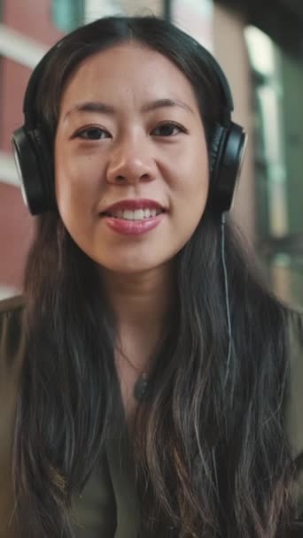 Vertical Video Νεαρή Γυναίκα Ελεύθερη Επαγγελματίας Στα Ακουστικά Που Διοργανώνει — Αρχείο Βίντεο