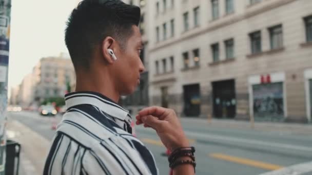 Jeune Homme Écoutant Musique Debout Sur Passage Piétonnier — Video