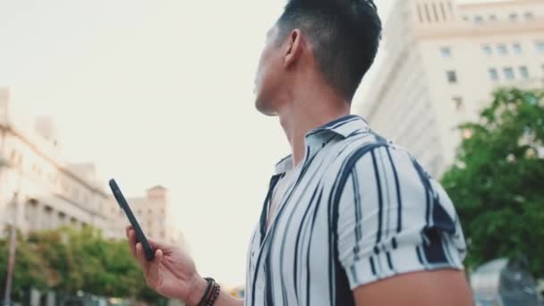 Крупный План Молодого Туриста Использует Карты Приложения Мобильном Телефоне — стоковое видео