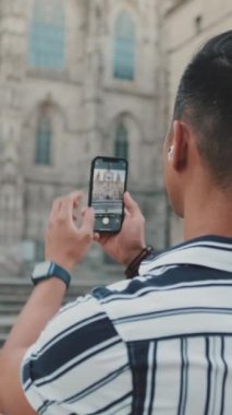 Genç turist, turistin resimlerini çekiyordu. Arka plan