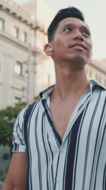 Genç turistin yakın çekim görüntüleri, eski şehrin meydanında yürüyor.