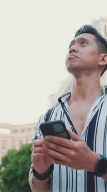 Genç turistin yakın çekimi cep telefonunda harita uygulaması kullanıyor