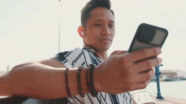 Молодий Турист Сидить Лавці Пірсі Використовує Мобільний Телефон Підсвічування — стокове відео
