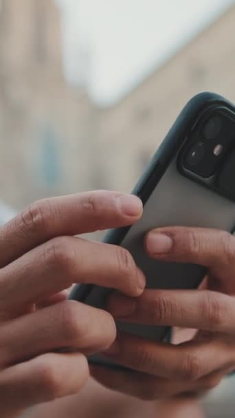 Vertical Video Zbliżenie Rąk Człowieka Pomocą Telefonu Komórkowego — Wideo stockowe