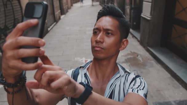 Jovem Turista Leva Selfie Enquanto Está Rua Estreita Cidade Velha — Vídeo de Stock