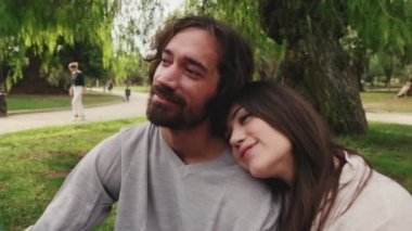 Kapatın, aşk çifti çimenlikte sarılıyor