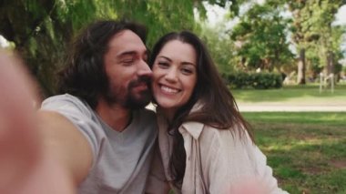 Birbirlerine aşık çiftin cep telefonuyla selfie çektikleri yakın çekim.