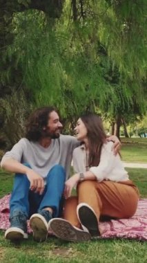 Birbirine aşık çiftler parkta piknikte eğleniyorlar.