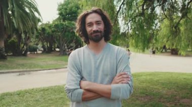 genç gülümseyen adam kameraya bakan
