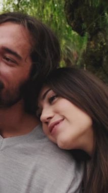 Kapatın, aşk çifti çimenlikte sarılıyor.