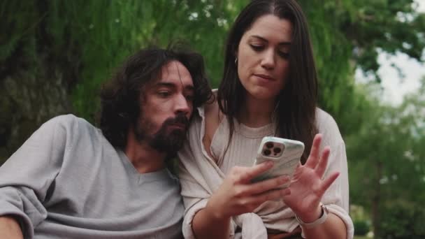 外の携帯電話を使用して愛のカップル — ストック動画