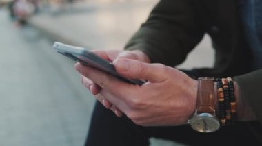 Cep telefonu kullanan erkek ellerine yakın çekim