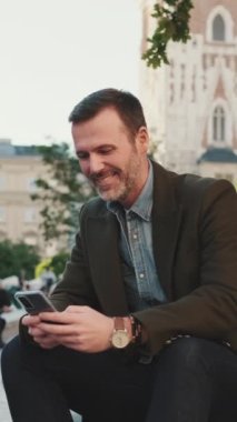 Yakından sevgili bir çift parkta dinleniyor.