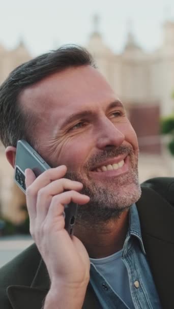 Vertical Video Blisko Szczęśliwy Mężczyzna Średnim Wieku Rozmawiający Przez Telefon — Wideo stockowe