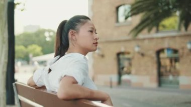 Genç bir kadın eski şehrin sokaklarında dinleniyor.