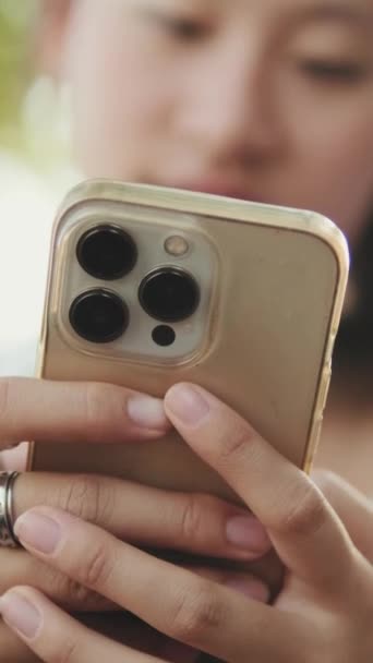 Video Vertical Primer Plano Las Manos Las Jóvenes Usando Teléfono — Vídeos de Stock