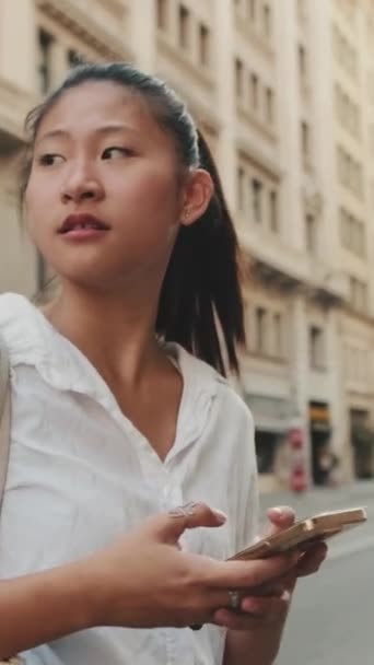 Crosswalkoung Dan Karşıya Geçen Genç Bir Kadın Yaya Geçidinde Elinde — Stok video
