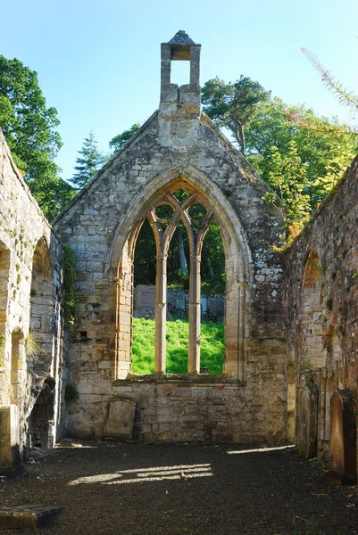 Interiören i templet gamla kyrkan ruin från 1300-talet — Stockfoto