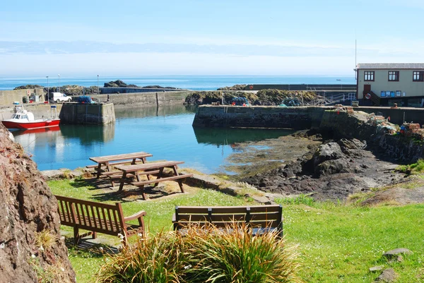 Harbour, boat, seats and lifeboat shed at St. Abbs — Stock Photo, Image