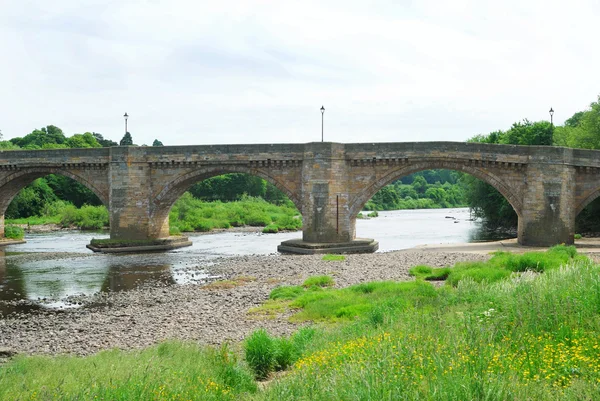 Alte Brücke und Flusstyne bei corbridge, northumberland — Stockfoto