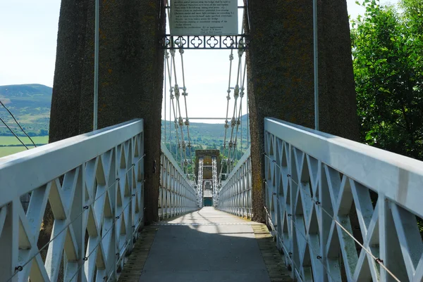 Attraverso il ponte a catena a Melrose Foto Stock