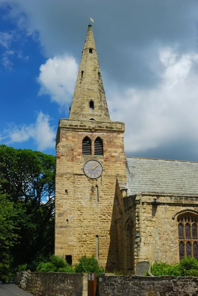 St lawrence kyrka och spira på warkworth — Stockfoto