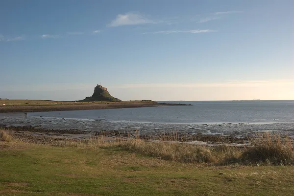 Sonbahar güneşinde Lindisfarne kalesi ve körfezi — Stok fotoğraf