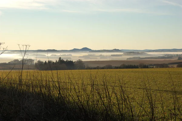 Eildon λόφους από πάνω Greenlaw στη χειμερινή ομίχλη — Φωτογραφία Αρχείου