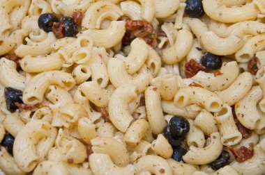 zeytin ve kurutulmuş domates ile makarna